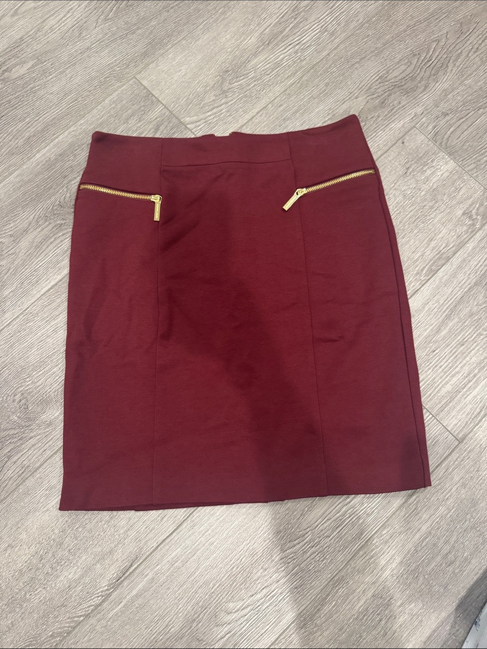 Michael Kors Burgundy Pencil Skirt stretchy w/Gold Zipper Detail Sz 10 g29